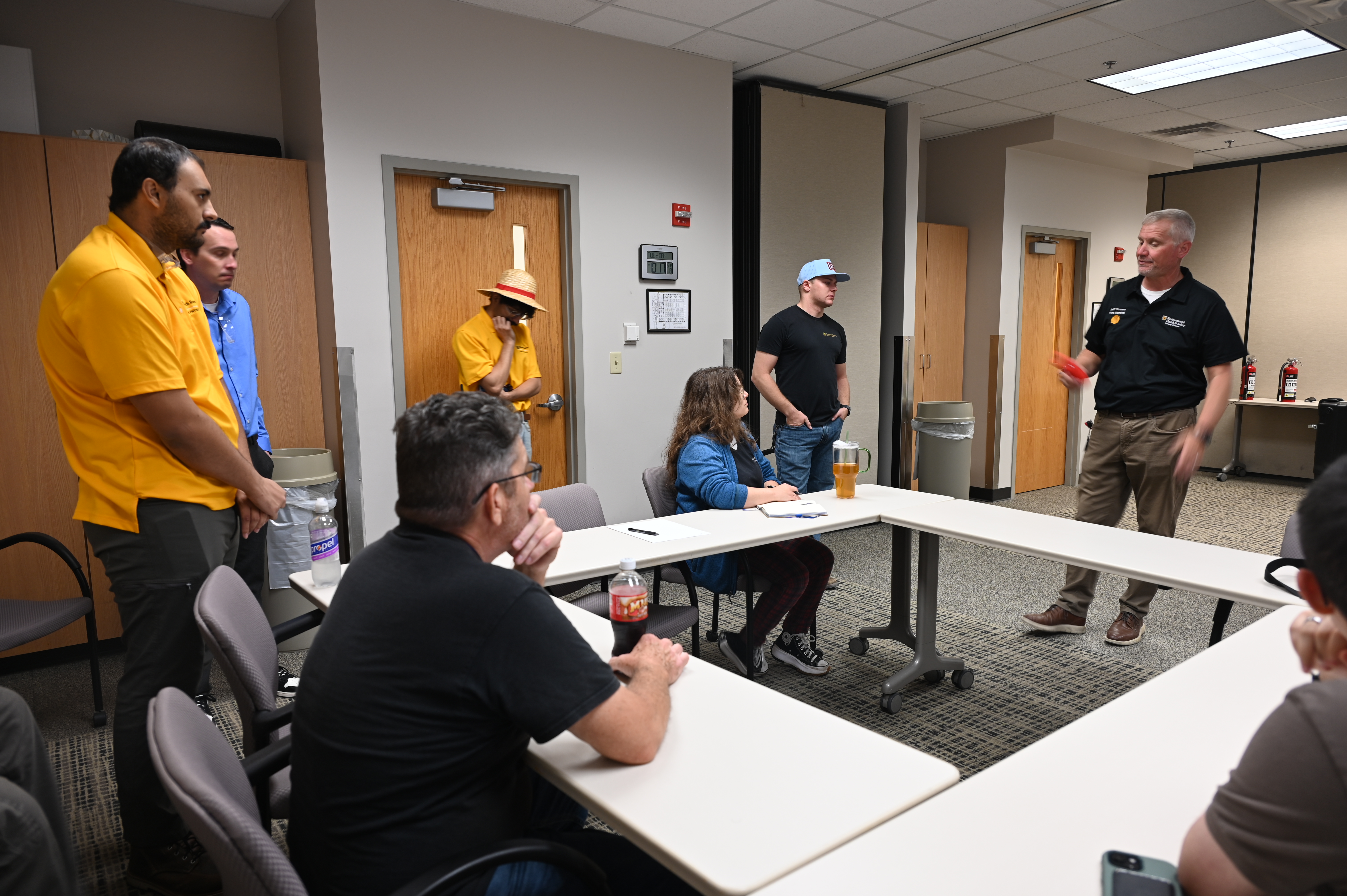 Jeff Strawn talks with several MURR employees around a table